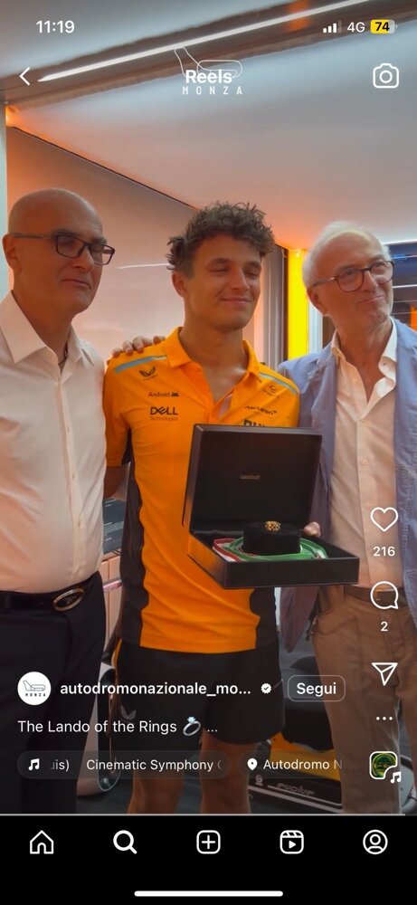 0 - lando norris con l'anello regina box mclaren f1.jpeg 0 - lando norris con l'anello regina box mclaren f1.jpeg