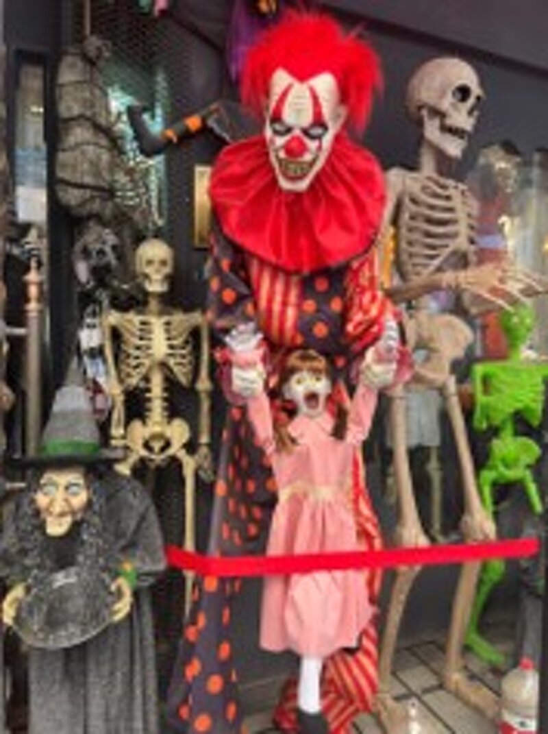 clown-animatronic-con-bambina-urlante