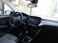 corsa-interni-volante-multifunzione-cruscotto Ergonomia e tecnologia al volante: cruscotto digitale e display infotainment integrati.