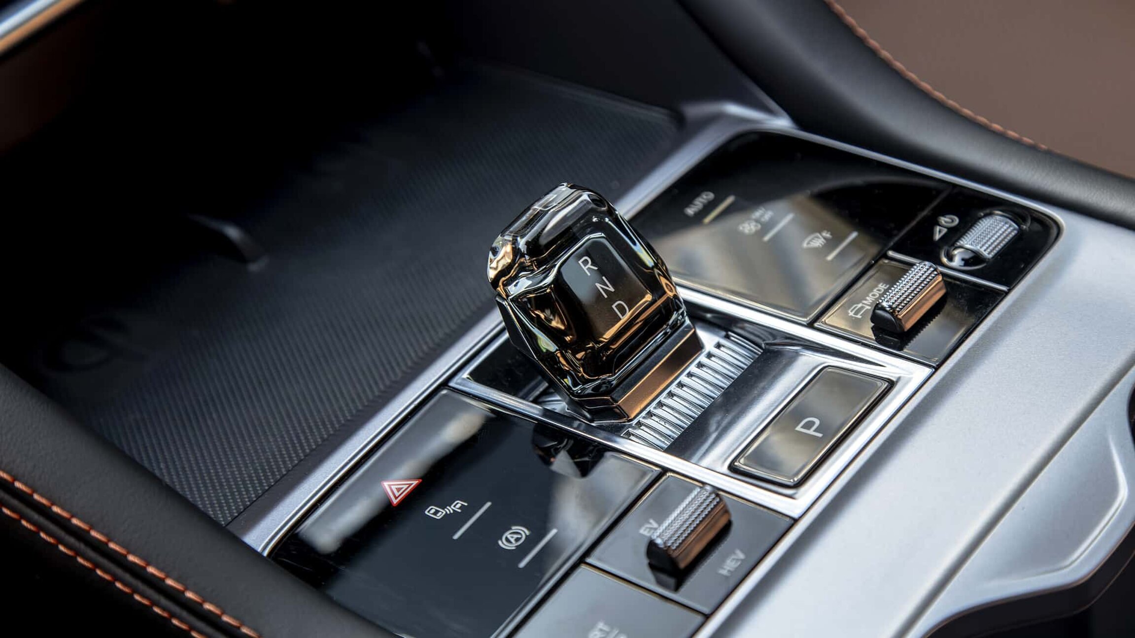 Interni hi-tech BYD 2026 a Lavello: design futuristico e tecnologia elettrica broker AD Automobili per Basilicata e Puglia.