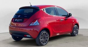 lancia-ypsilon-hybrid-usata-lavello-ad-auto-vista-laterale.jpeg