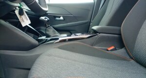 peugeot-208-business-nera-lavello-usb.jpeg