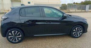 peugeot-208-business-nera-lavello-sedile.jpeg