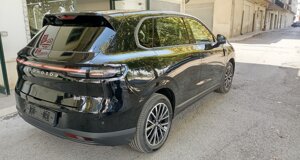 leapmotor-b-10-reev-nera-ad-auto-lavello.jpeg