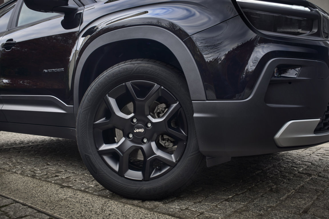 jeep-avenger-black-edition-ad-auto-lavello-(8).jpeg