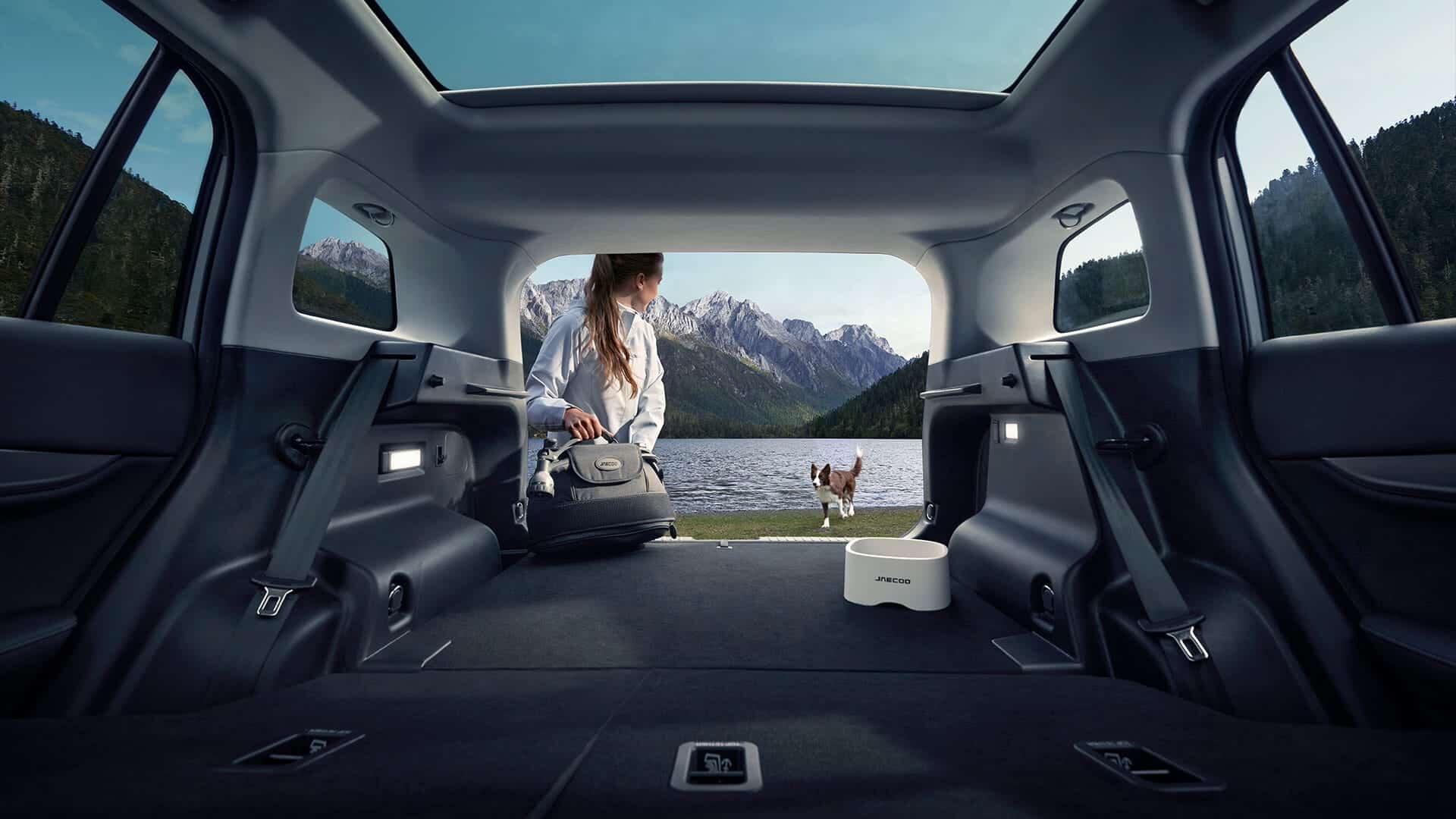 donna-e-cane-vicino-al-bagagliaio-aperto-del-suv-jaecoo-5-lavello.jpeg donna-e-cane-vicino-al-bagagliaio-aperto-del-suv-jaecoo-5-lavello.jpeg