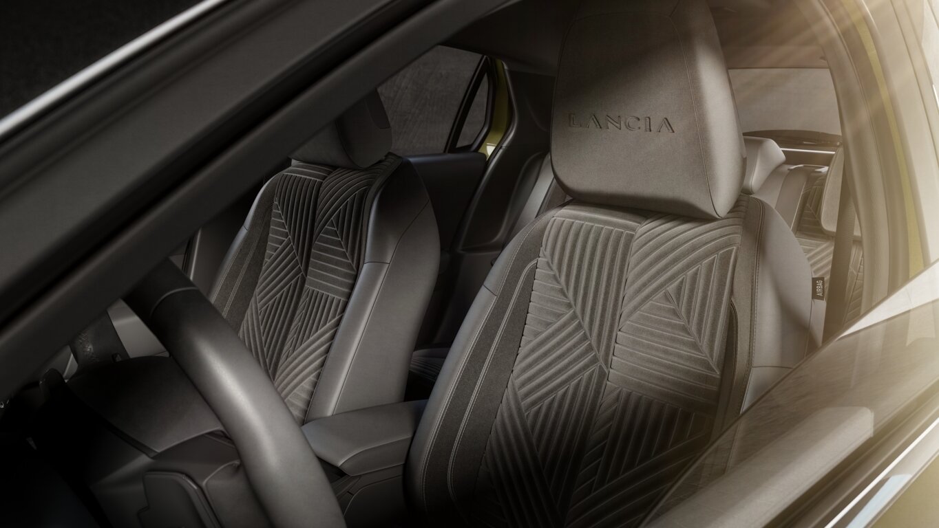 new-lancia-ypsilon-lavello-ad-auto-schienele.jpeg