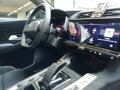DS 7 Crossback Nuova - Abitacolo e Leva Cambio - O Vista del posto guida, con il cambio automatico EAT8 e l'ampio schermo infotainment della DS 7 Nuova