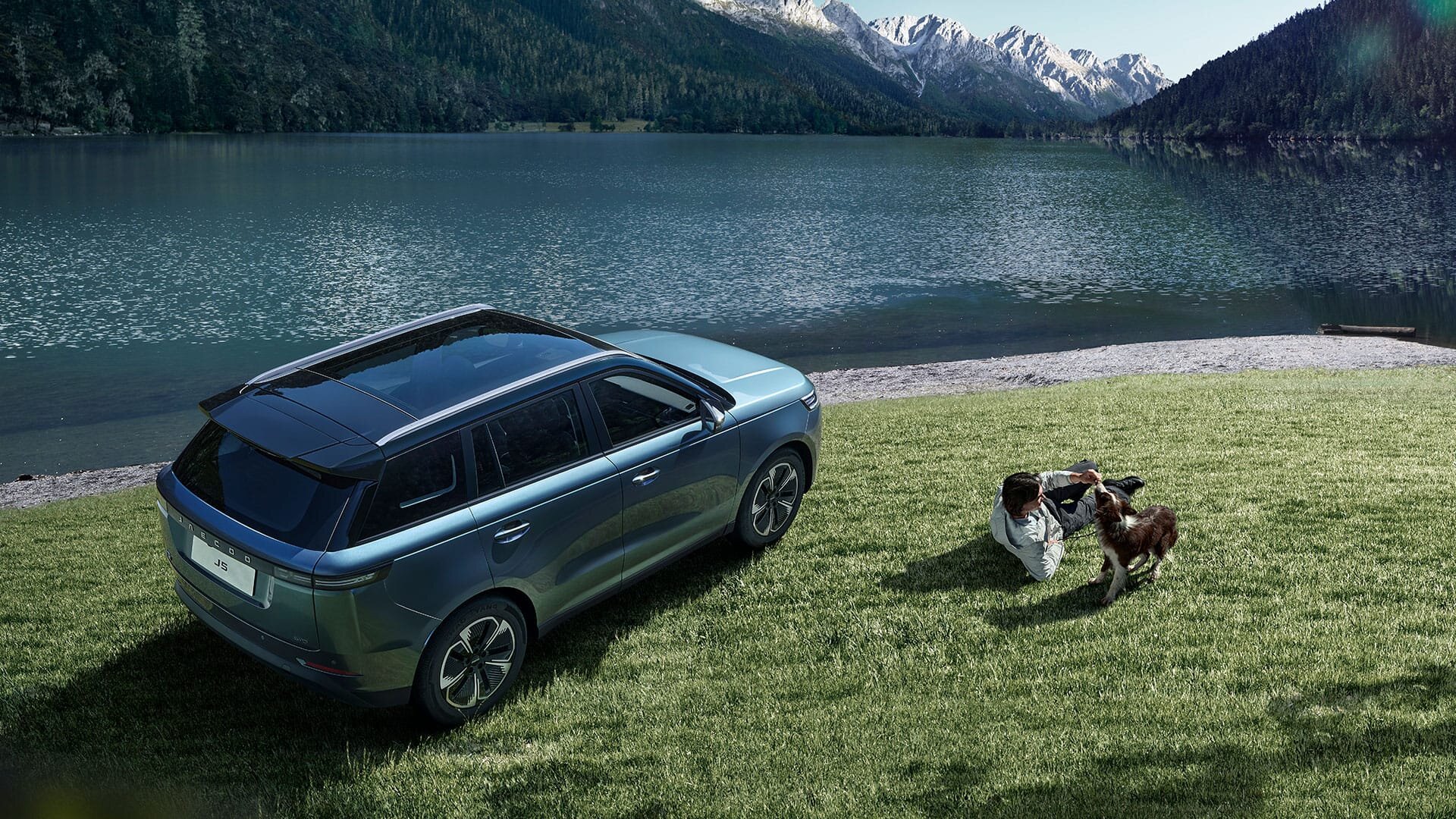 vista-posteriore-suv-jaecoo-5-con-uomo-e-cane-vicino-al-fiume-lavello.jpeg vista-posteriore-suv-jaecoo-5-con-uomo-e-cane-vicino-al-fiume-lavello.jpeg