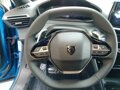 Peugeot 2008 Allure Nuova Blu - Volante Dettaglio Il volante i-Cockpit, compatto e rifinito, con comandi multifunzione per la Peugeot 2008 Allure.