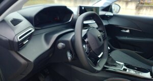 peugeot-208-business-nera-lavello-display.jpeg