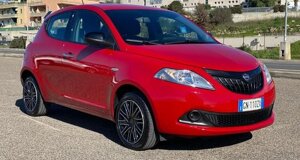 lancia-ypsilon-hybrid-usata-lavello-ad-auto-anteriore-angolare.jpeg
