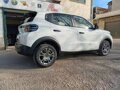 Citroen C3 1.2 Turbo 100cv YOU Nuova Bianca - Vist Il profilo completo posteriore-laterale della Citroën C3 YOU Nuova, che evidenzia l'assetto da SUV
