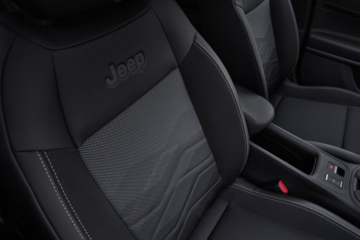 jeep-avenger-black-edition-ad-auto-lavello-(14).jpeg