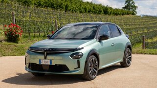lancia-ypsilon-2024-ibrida-ad-auto-lavello.jpeg