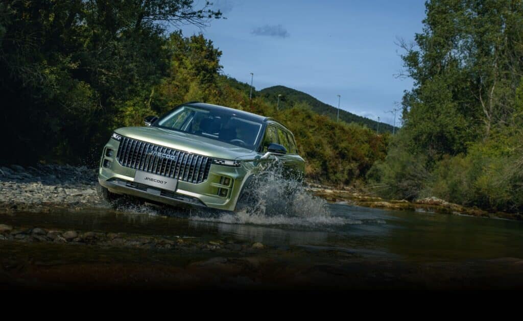 suv-jaecoo-7-mentre-attraversa-un-tratto-d-acqua.jpeg