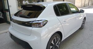 peugeot-208-ad-auto-lavello%20(16).jpeg