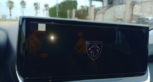 peugeot-208-business-nera-lavello-display-radio.jpeg