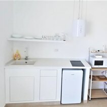 Angolo cottura della sala privata Piano cottura con piastra a induzione, Frigorifero, macchina caffe espresso, micro onde, lavello