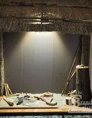 Ricostruzione officina metallurgica preistorica.