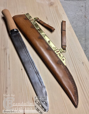 Sax vichingo con fodero decorato. Combat Ready.