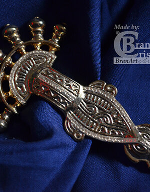 Fibula femminile ad arco, riprodotta da originale, Cividale del Friuli, VII secolo d.C.