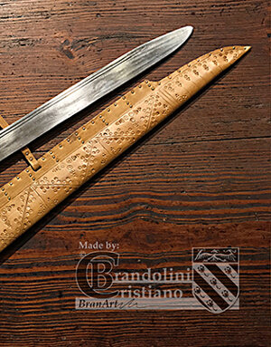 Langsax longobardo VI-VII secolo. Lunghezza lama cm. 55. Battle Ready. Fodero in cuoio decorato.