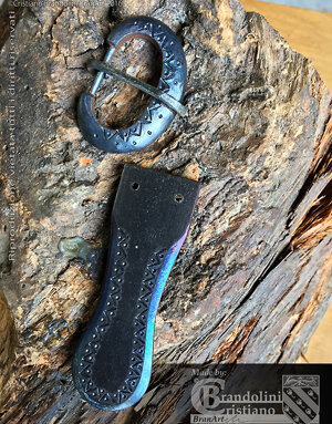 Elementi di cintura normanni: fibbia e puntale.