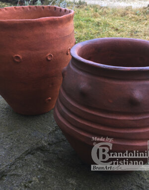 Olle con decorazioni a pasticche, unghiate, bugne e solcature. Museo Archeologico ORMA, Pezzaze (BS)