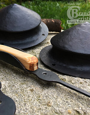 Umboni e impugnature per scudi longobardi.