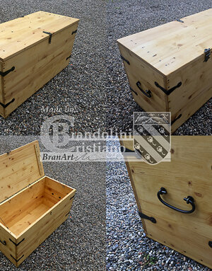 Cassapanca in legno massello, altomedievale. Cm. 80x36x40.