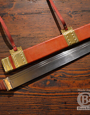 Langsax VII secolo, con fodero in legno rivestito in cuoio, decorato a con lamina decorata a sbalzo.