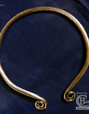 Torquis celta realizzato in verga di bronzo. III secolo a.C.