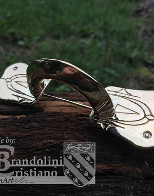 Fibula maschile a bracci uguali, riprodotta da originale. Nocera Umbra.