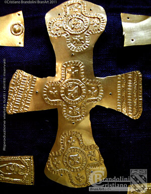 Croce aurea longobarda di Rodchis, riprodotta da originale. Trezzo Sull'Adda VII secolo d.C.