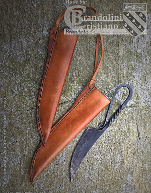 Coltellini con fodero in cuoio.