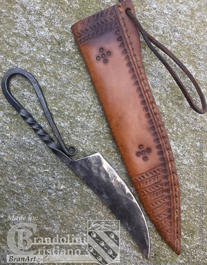 Coltellino con fodero in cuoio decorato.