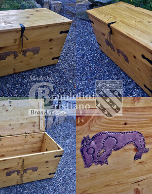 Cassapanca in legno massello, altomedievale, personalizzata con decoro in lamina. Cm. 80x36x40.