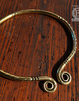 Torquis celta in verga di bronzo decorata. III secolo a.C.