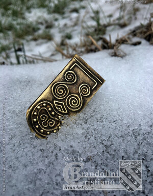 Puntale di cintura maschile longobardo in ottone.