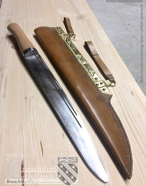 Sax vichingo con fodero decorato. Combat Ready.