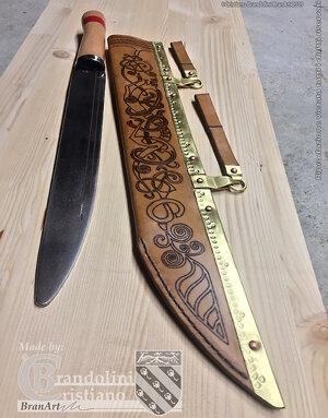 Sax vichingo con fodero decorato. Combat Ready.