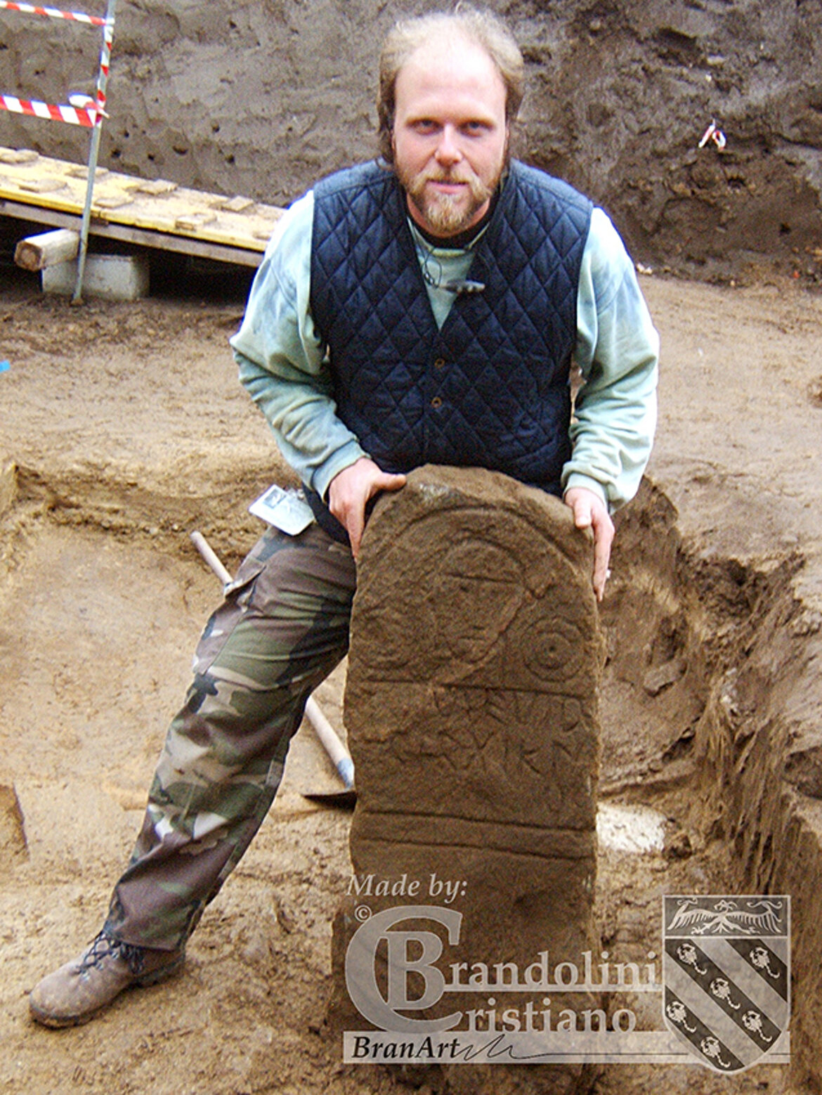 Io subito dopo aver rinvenuto la stele di Komevios.