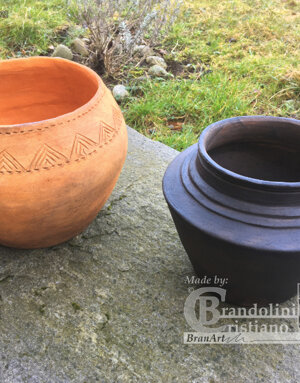 Olla con decoraione a dente di lupo e olla situliforme ansata. Museo Archeologico ORMA, Pezzaze (BS)