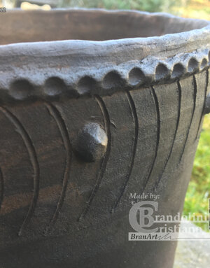 Grande olla con decorazione a ditata, bugne e solcature. Museo Archeologico ORMA, Pezzaze (BS).