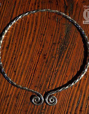 Torquis celta in verga di argento ritorta. III secolo a.C.