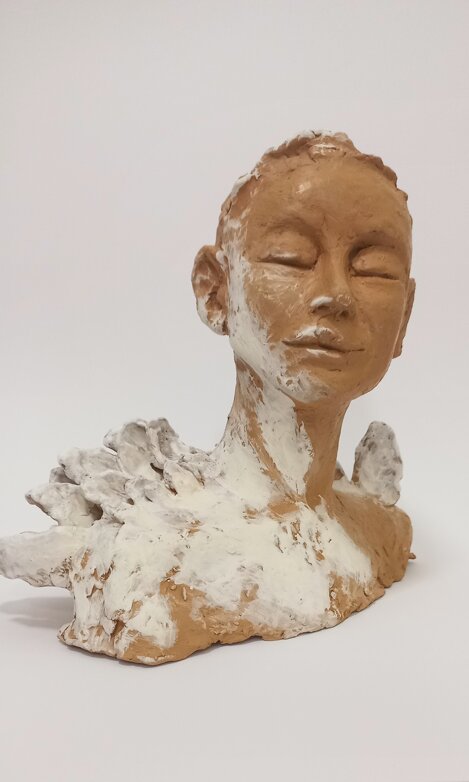 1 classificato. sezione scultura - carmela marocchini - giovane eros - scultura in argilla rossa, engobbio e smalto bianchi, patina - h cm 30 x l 34 x p 23 .jpeg