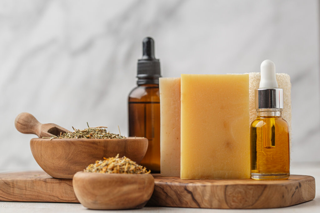 disposizione-di-diverse-piante-speciali-con-contagocce-e-saponi.jpeg disposizione-di-diverse-piante-speciali-con-contagocce-e-saponi.jpeg