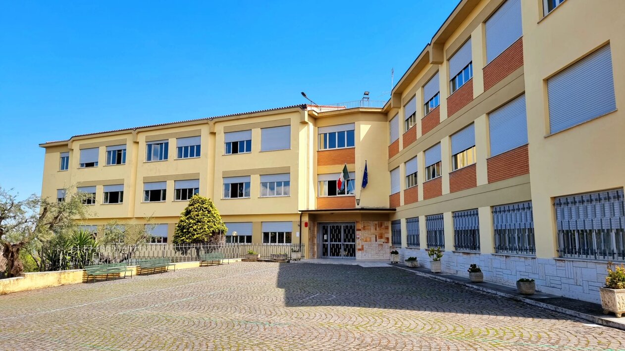 foto scuola.jpeg foto scuola.jpeg