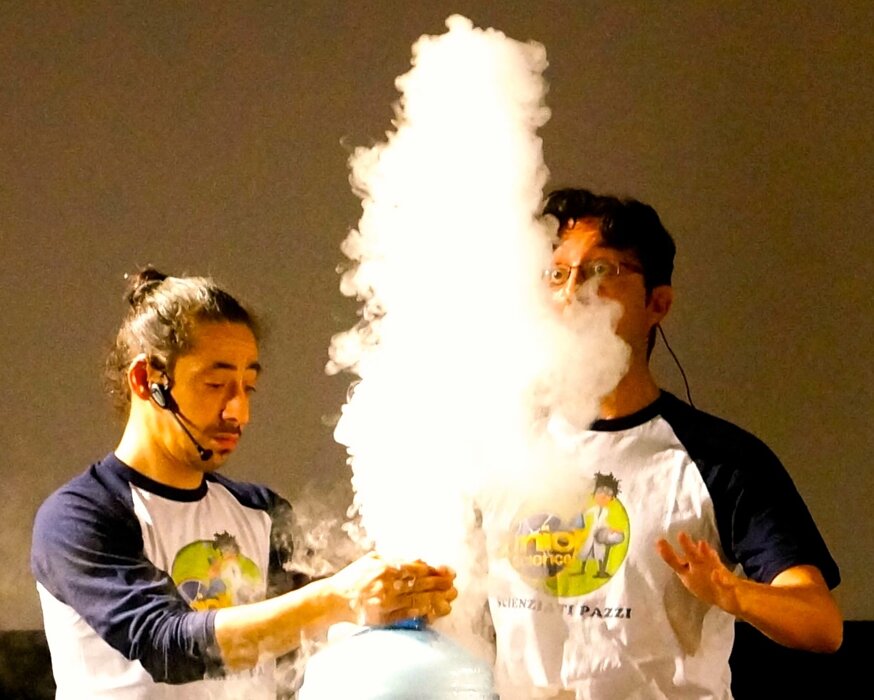 spettacolo per bambini con esperimenti sulla chimica